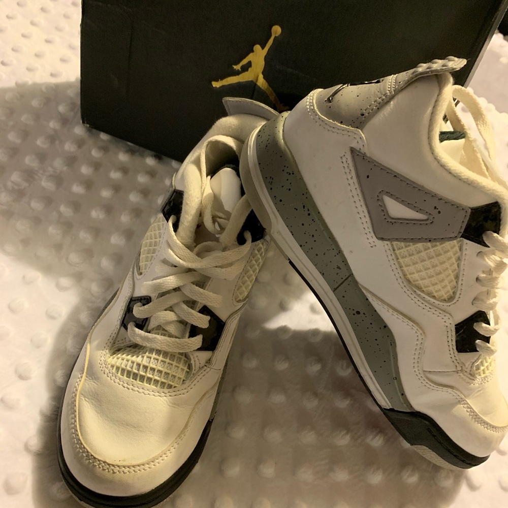 *authentic* Jordan retro 4’s